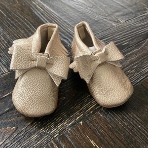 Girls baby gap gold shine bow moccasins. Baby bow gold moccasins. Baby slip-on
